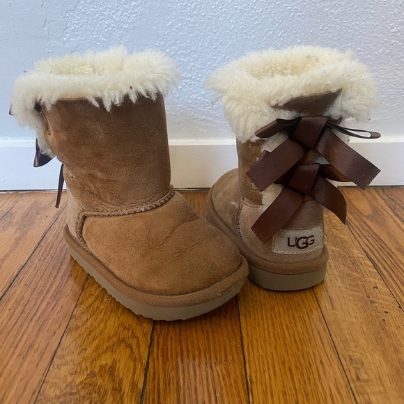 UGG Toddler Bailey Bow Kids Chestnut Shearling Boots - Picture 1 of 9